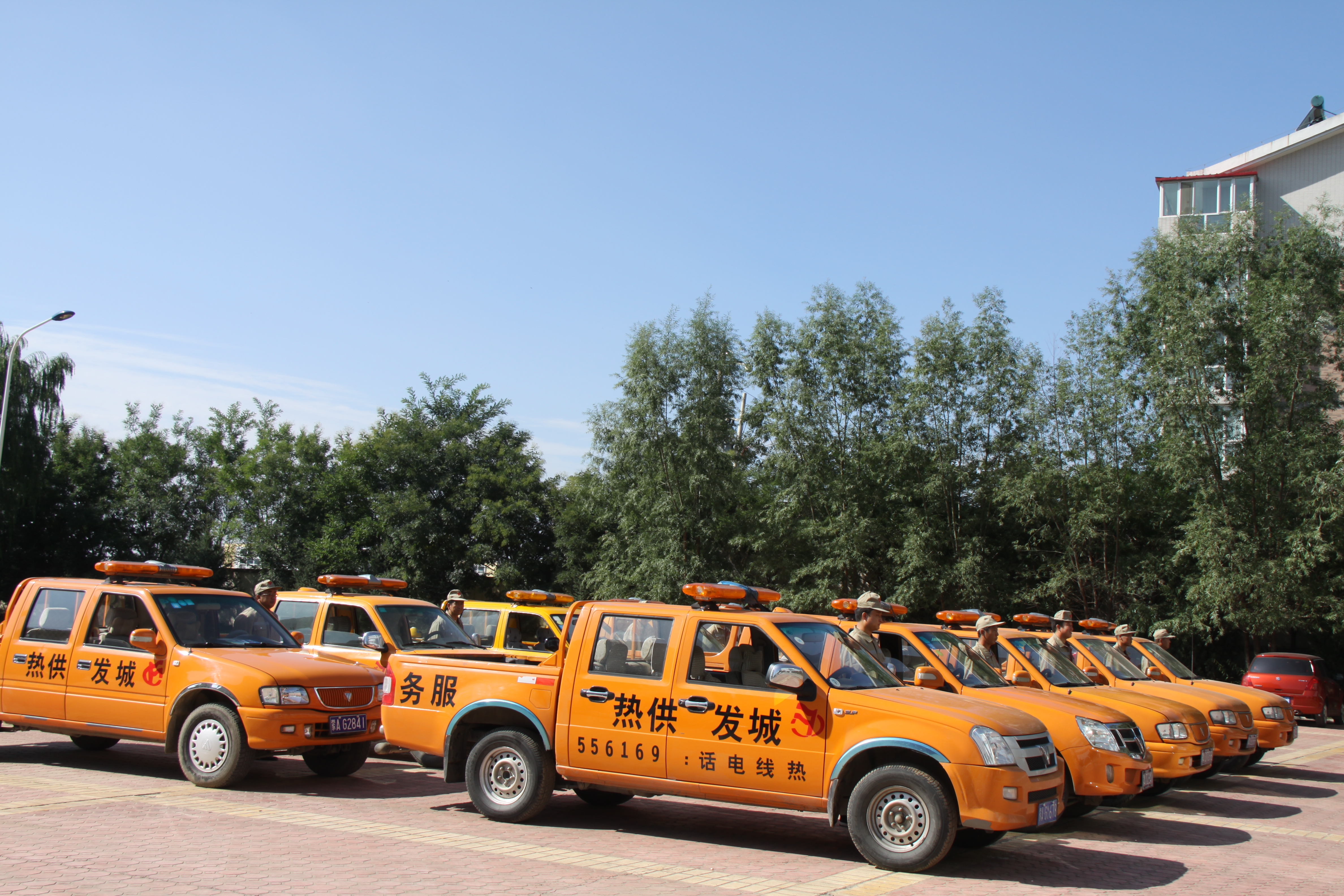 供熱服務(wù)、搶險(xiǎn)車隊(duì).jpg