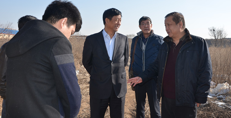 實(shí)地察看車站北街的斷頭路。.jpg